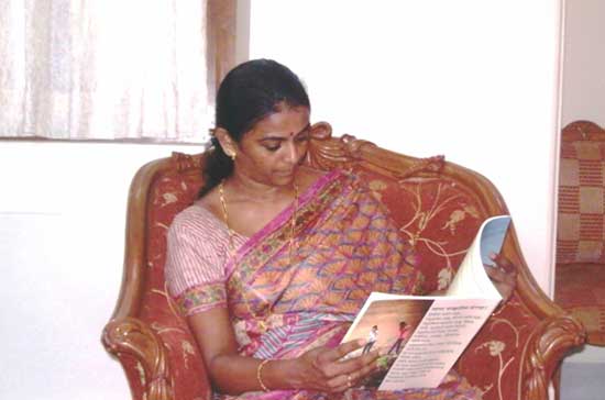Mrs Shubha Raul, Mayor of Mumbai looks at a copy of "Samudramanthan"